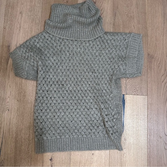 Sisley Tops - Sisley turtleneck short sleeve sweater